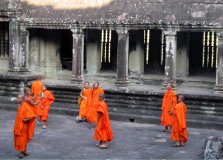 Buddhističtí mniši na nádvoří chrámu Ankgor Vat